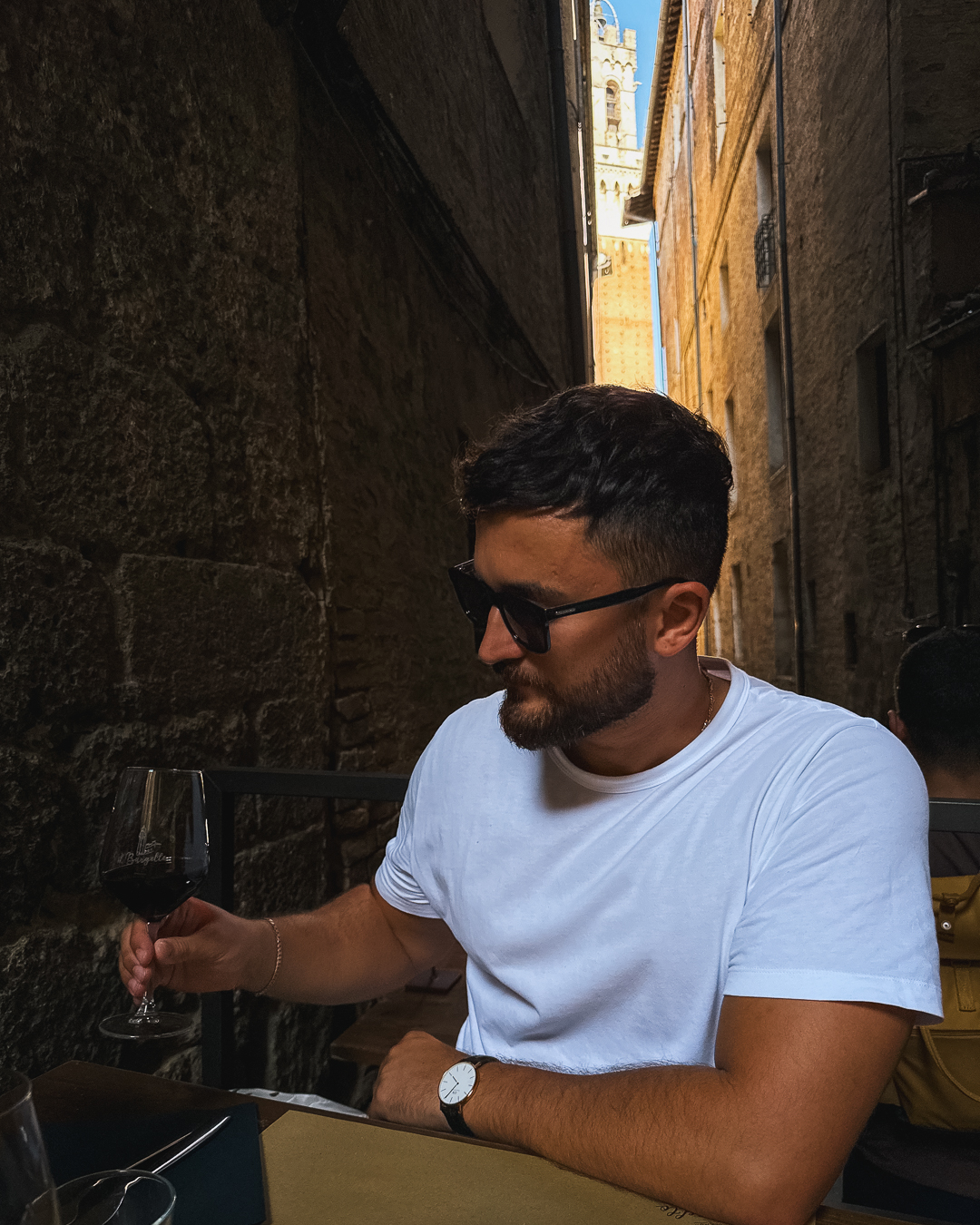 Esmin beim Wein Trinken